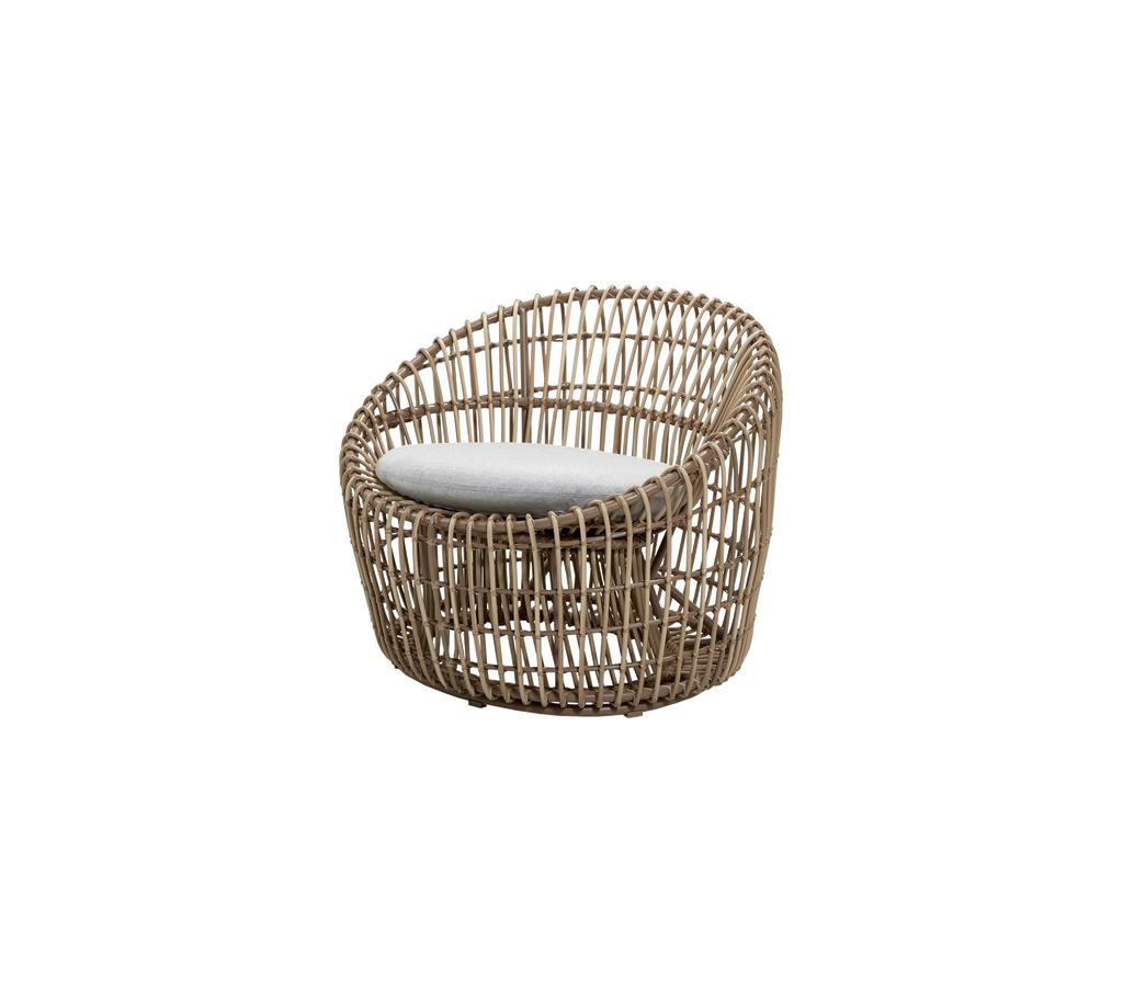 Moderne vævet loungestol med rundet design og en lys pude for komfort. Ideel til stilfuld siddepladser.