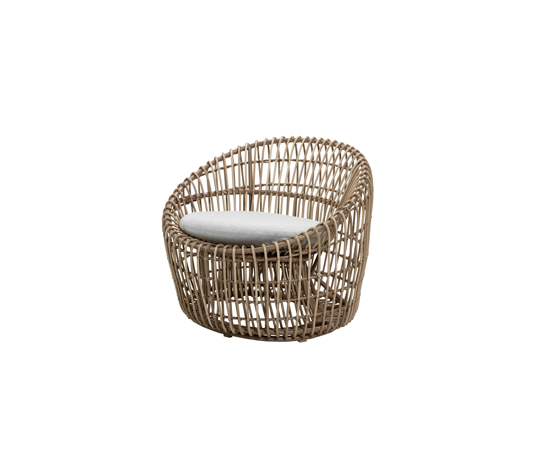 Moderne vævet loungestol med rundet design og en lys pude for komfort. Ideel til stilfuld siddepladser.