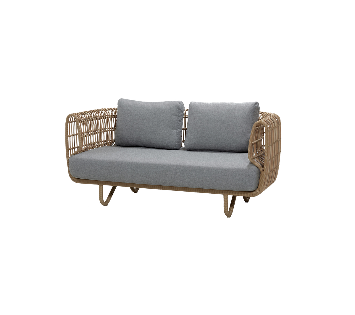 Naturlig sofa med grå puder i en moderne loungeindstilling.