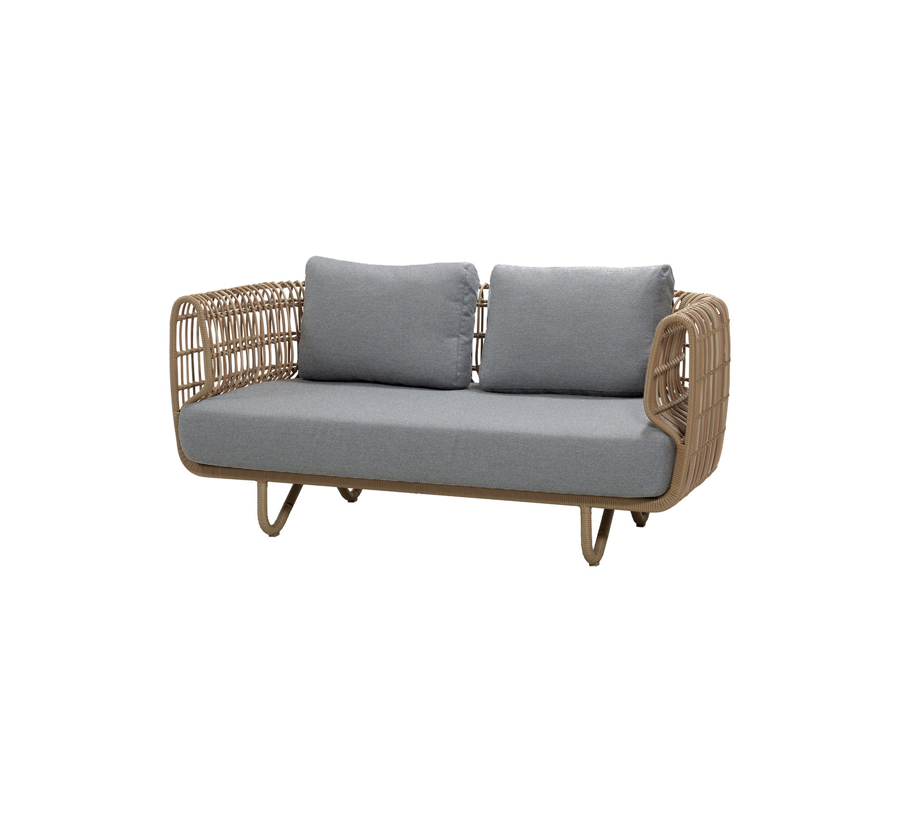 Naturlig sofa med grå puder i en moderne loungeindstilling.