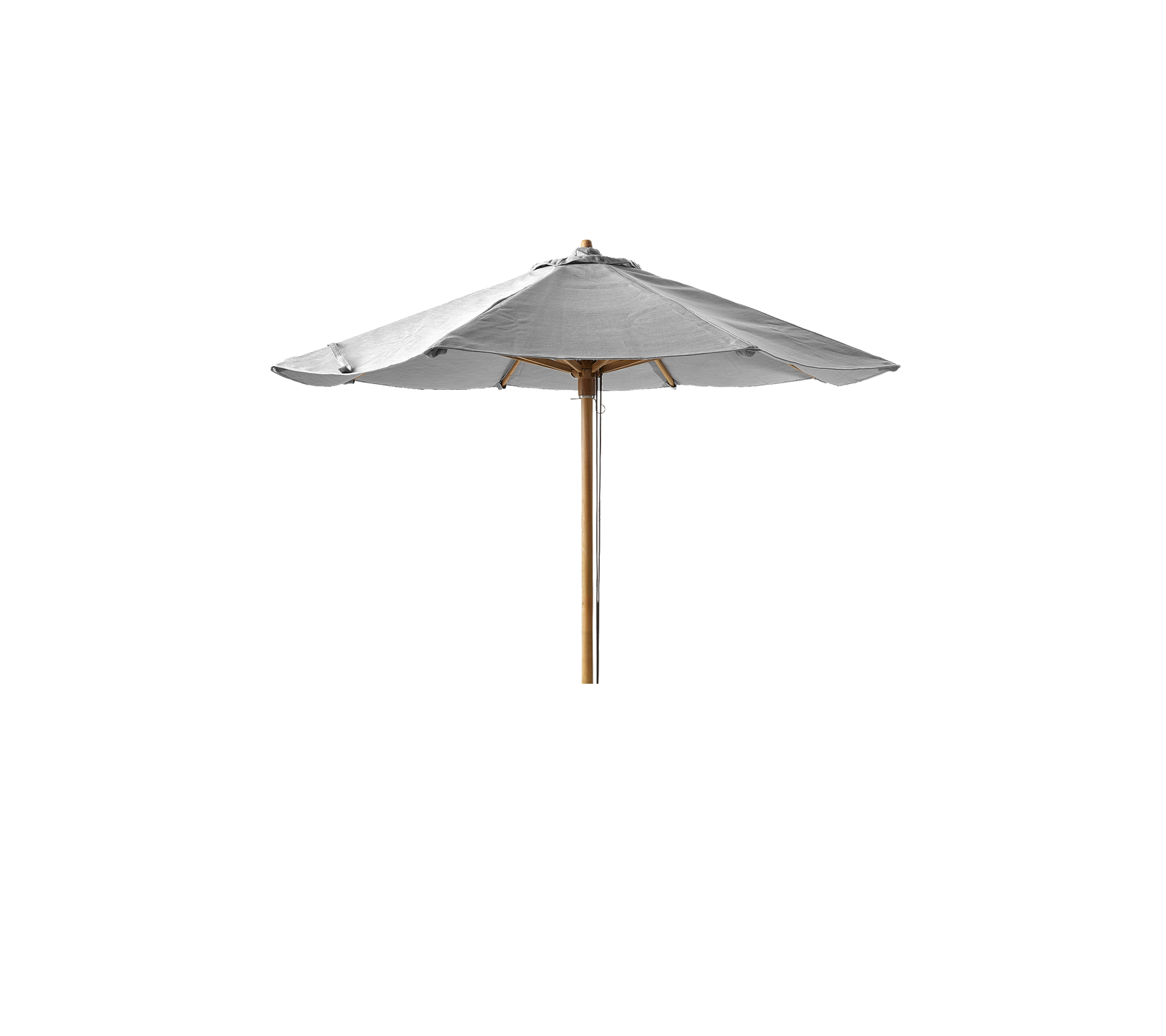 En lysefarvet parasol med en træstamme, designet til skygge og udendørs afslapning.