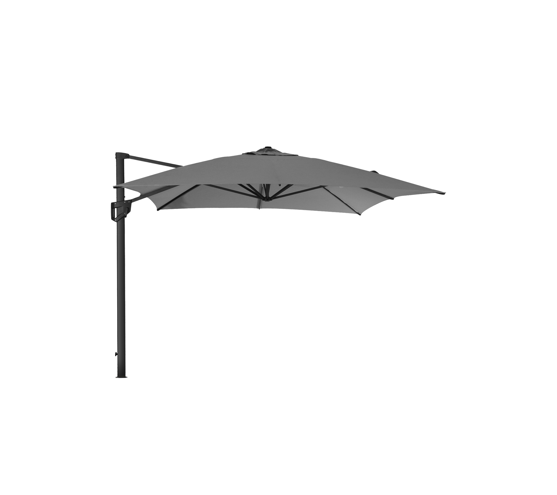 En cantilever parasol med en mørk belægning, der giver skygge og støtte fra en opretstående pole. Ideel til udendørsrum.
