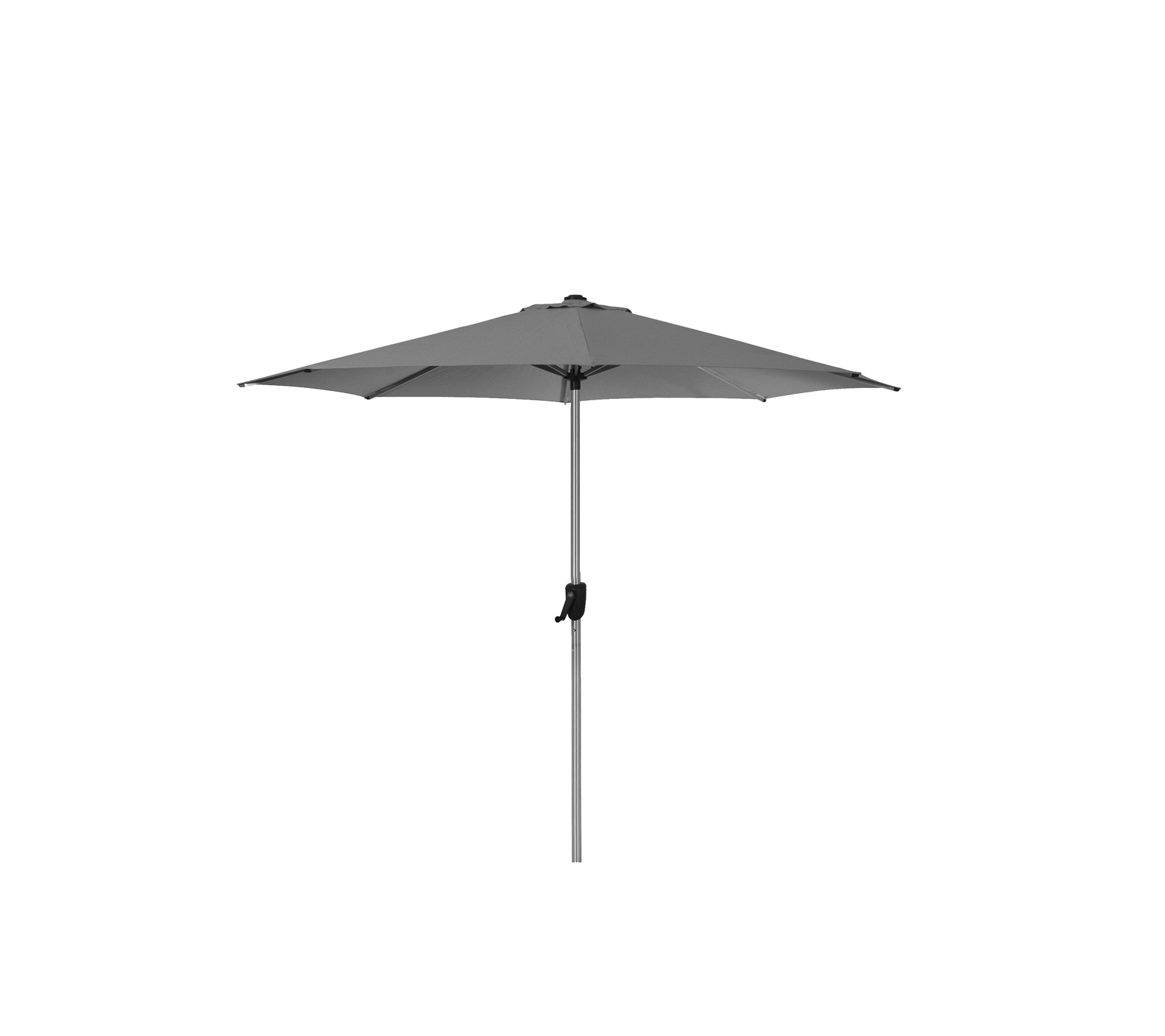 Grå terrasseparasol på en slank stang, med et vippeapparat for alsidig skygge dækning.