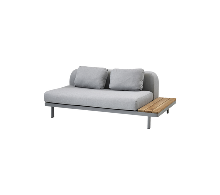 Moderne sofa med et slankt design, der har blødt gråt polster og et træbord tilføjet funktionalitet.