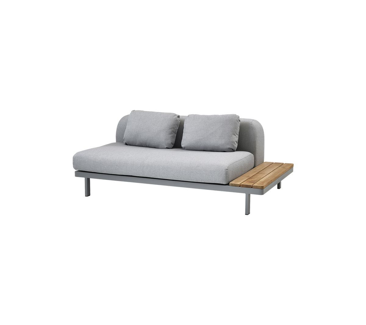 Moderne sofa med et slankt design, der har blødt gråt polster og et træbord tilføjet funktionalitet.