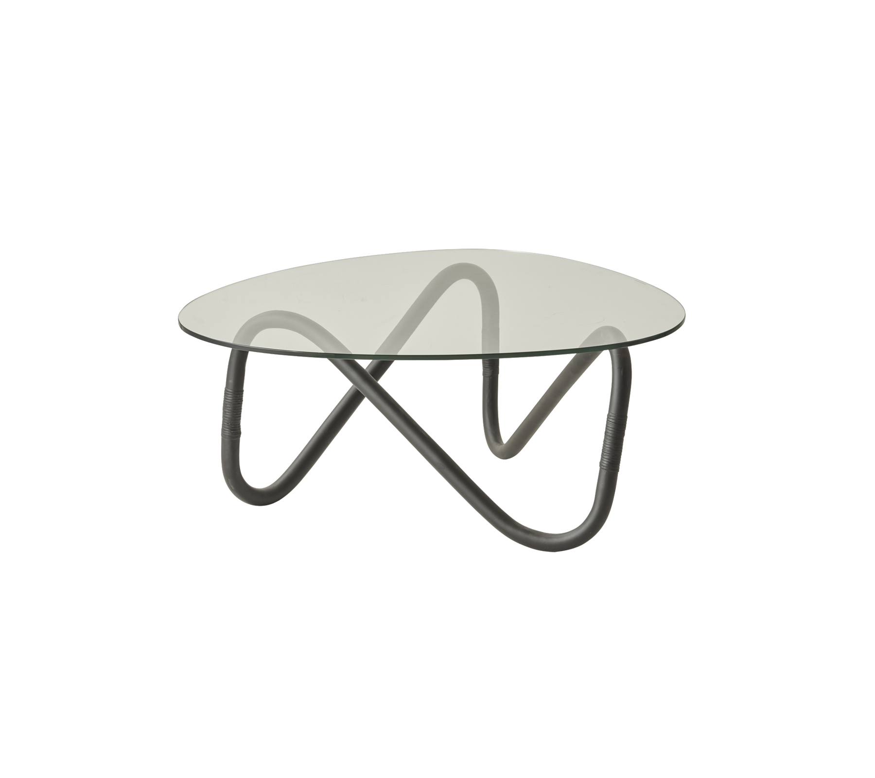 Moderne kaffebord med en rund glasskive og et kunstnerisk, bølget metalbase design. Ideelt til at tilføje et moderne præg til ethvert rum.