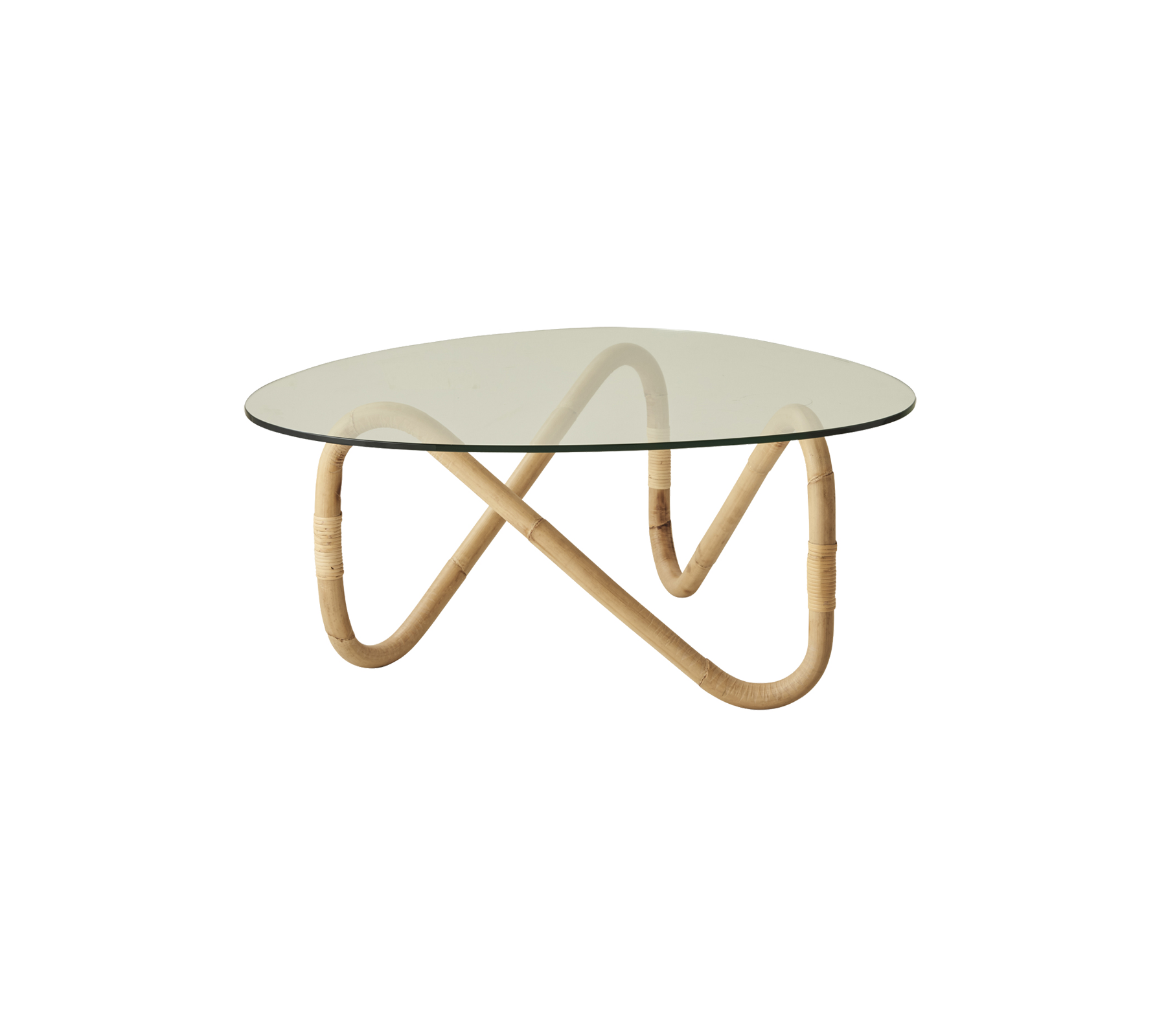 Caffebord med en rund glasplade støttet af en elegant, bølget bambusbase, der kombinerer moderne design med naturlige materialer.