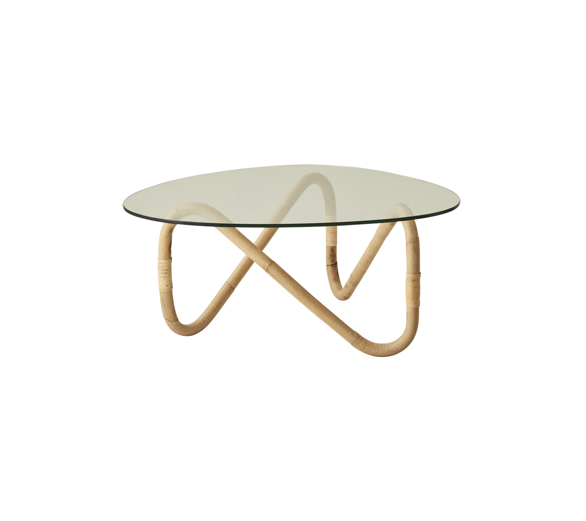 Caffebord med en rund glasplade støttet af en elegant, bølget bambusbase, der kombinerer moderne design med naturlige materialer.
