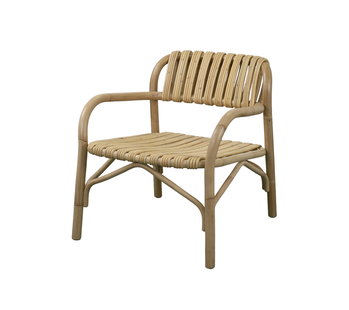 Naturlig stol med lamel design og buede armlæn.