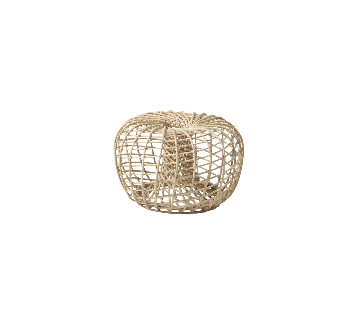 Naturlig vævet kurv-formet sæde med et cirkulært design, der viser en åben, luftig struktur i en lys tone. Ideel til alsidig indretning.
