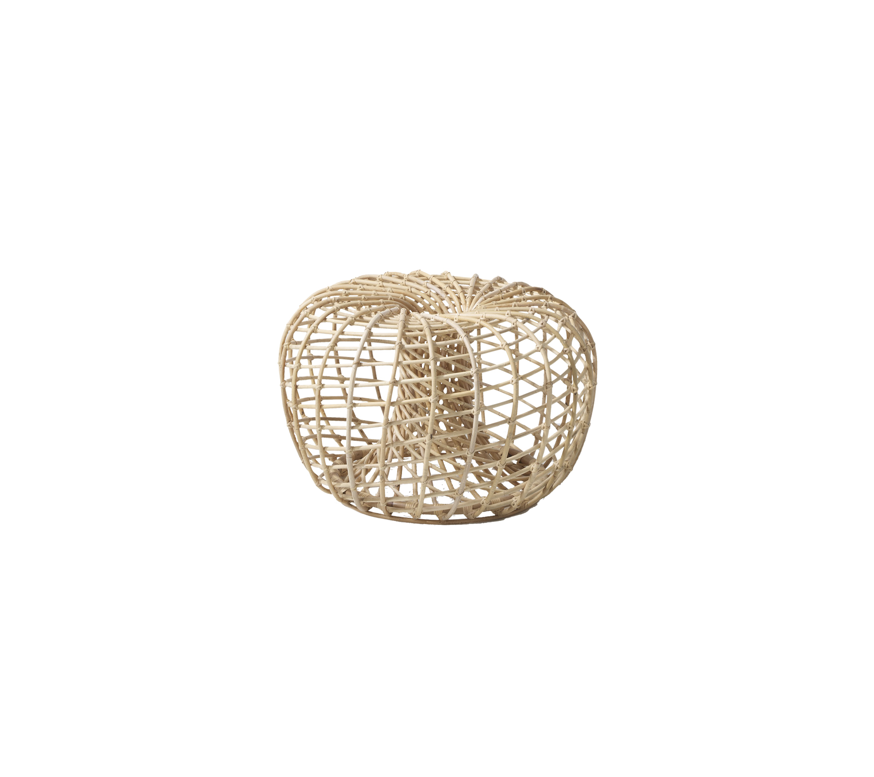 Naturlig vævet kurv-formet sæde med et cirkulært design, der viser en åben, luftig struktur i en lys tone. Ideel til alsidig indretning.