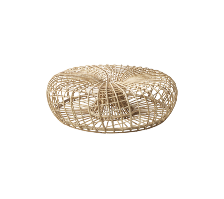 Rund, vævet rattanpuf med et spiraldesign, der giver et naturligt og stilfuldt accent til forskellige omgivelser.