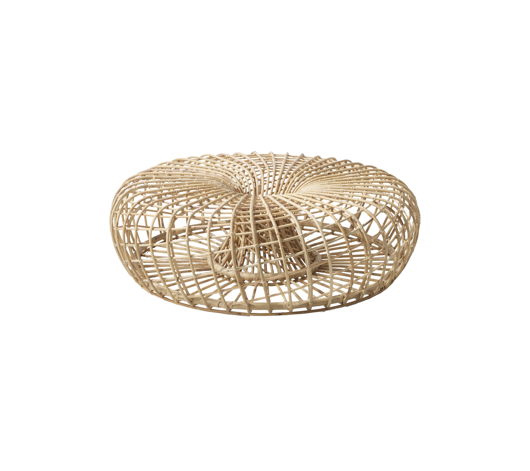 Rund, vævet rattanpuf med et spiraldesign, der giver et naturligt og stilfuldt accent til forskellige omgivelser.