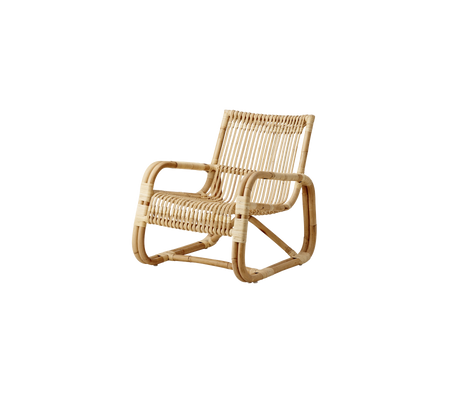 Stilrent rattan stol med et moderne design, der har et vævet sæde og ryglæn samt en robust ramme for komfort og støtte.