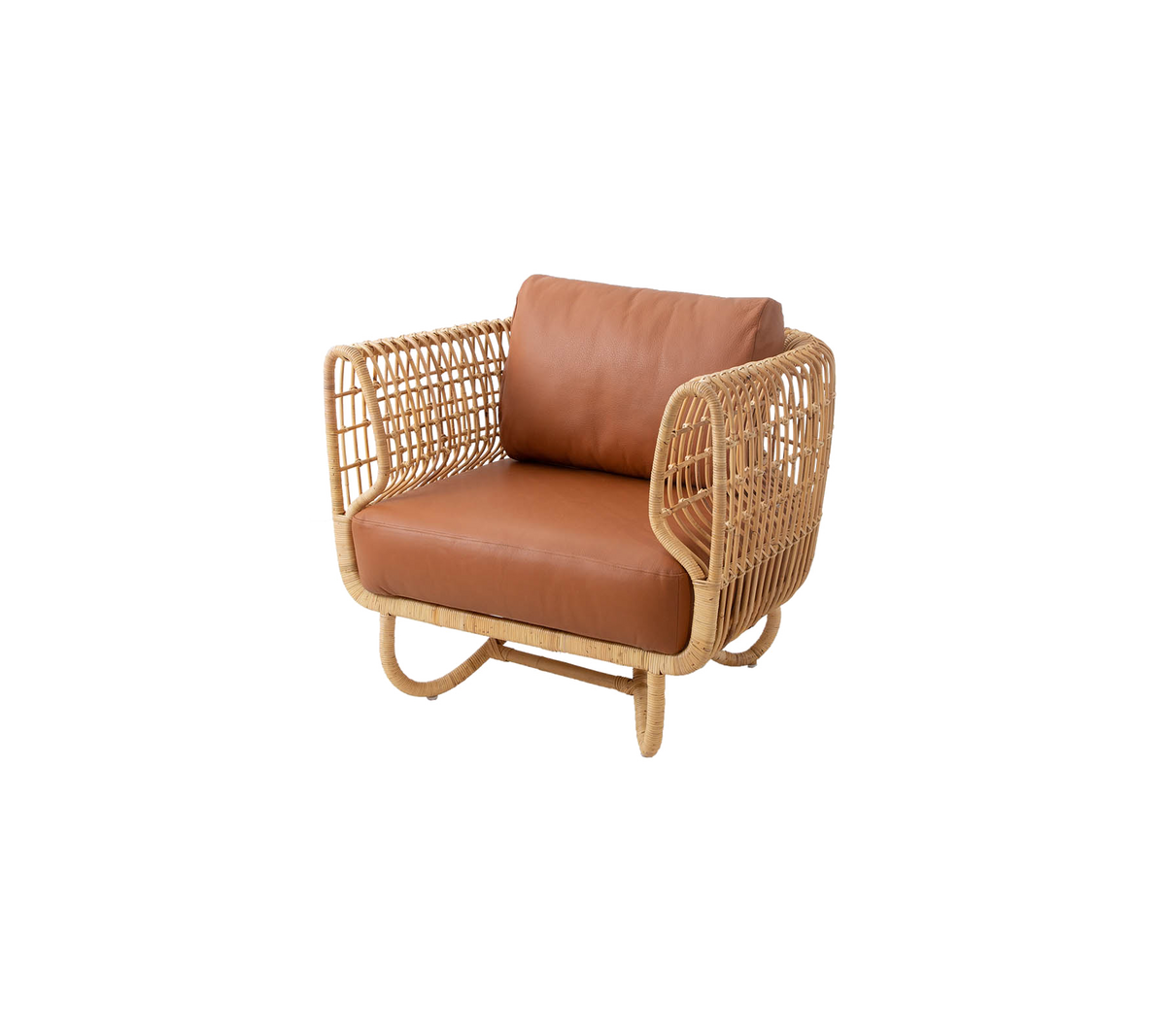 Stilfuld lænestol med rattanramme og brunt læderpude, der kombinerer komfort og moderne designelementer.