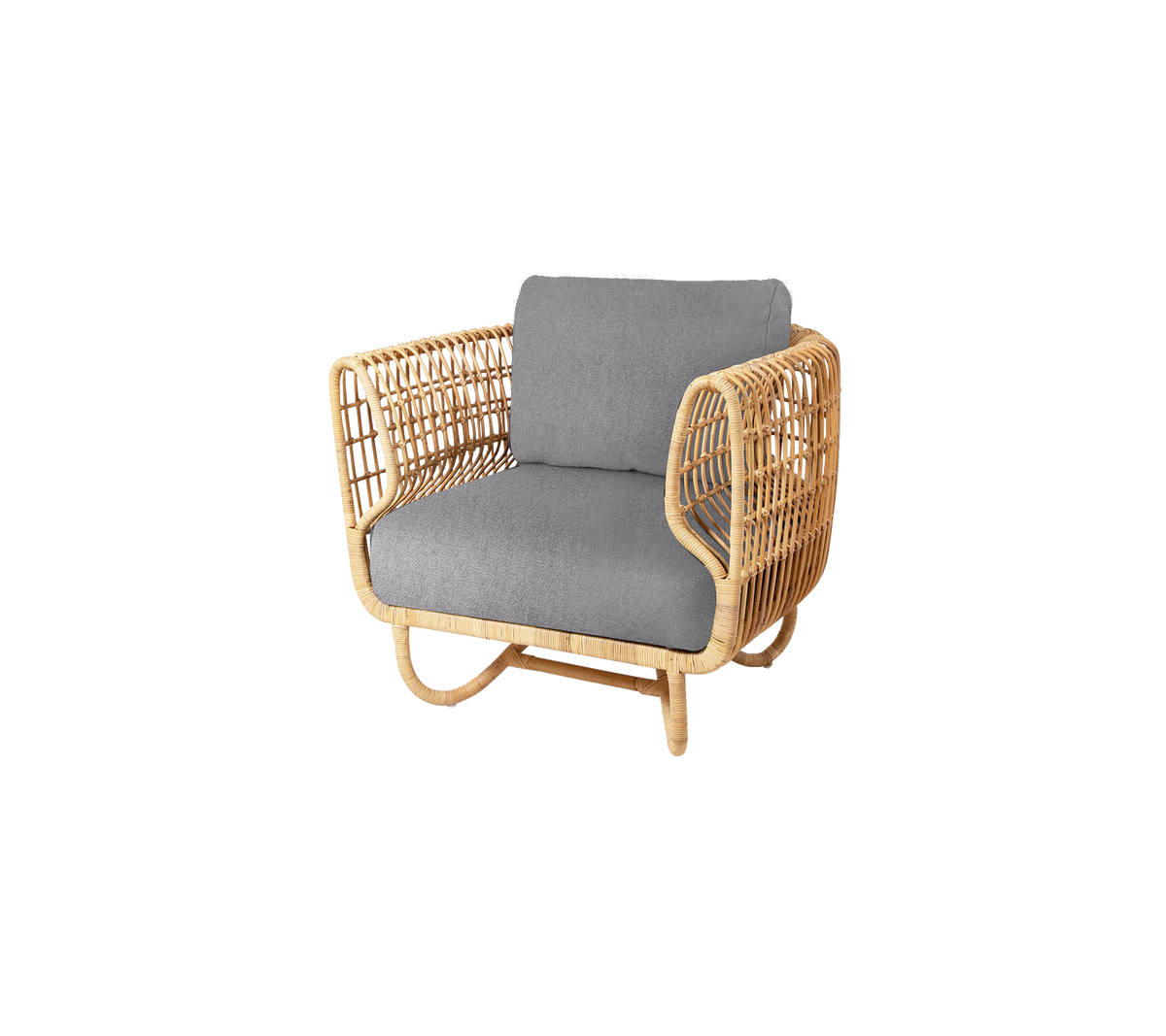 Naturlig vævet lænestol med en polstret grå sæde, der har et elegant og moderne design perfekt til stilfuld sædder.