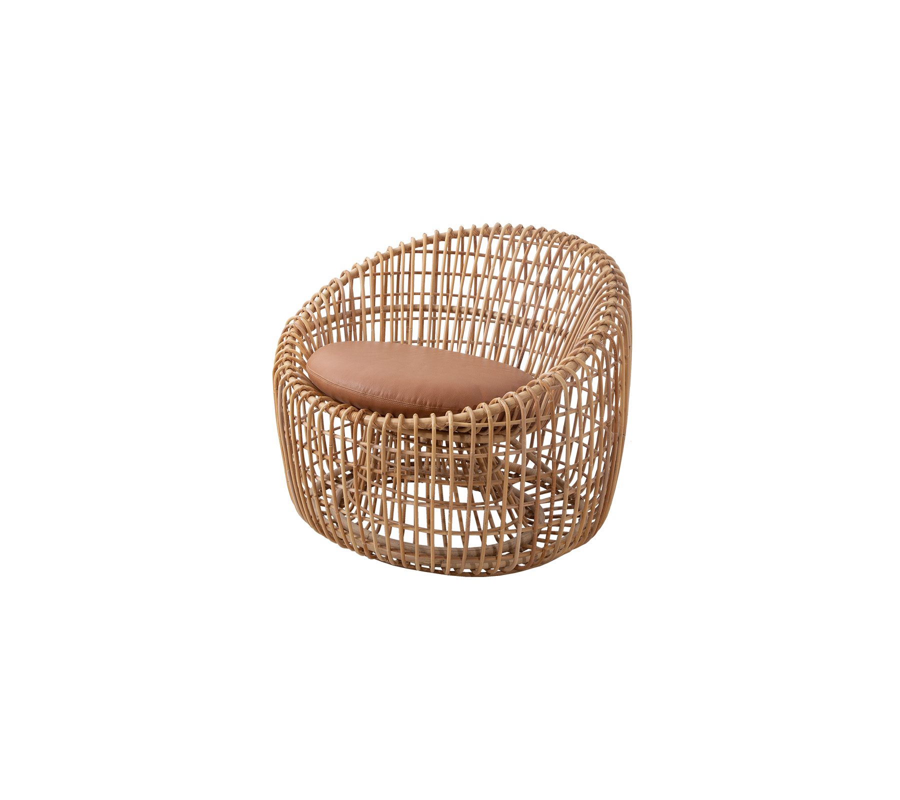 Vævet rattanstol med en afrundet design og et brunt polstret sæde, der tilbyder en stilfuld og komfortabel siddeplads.