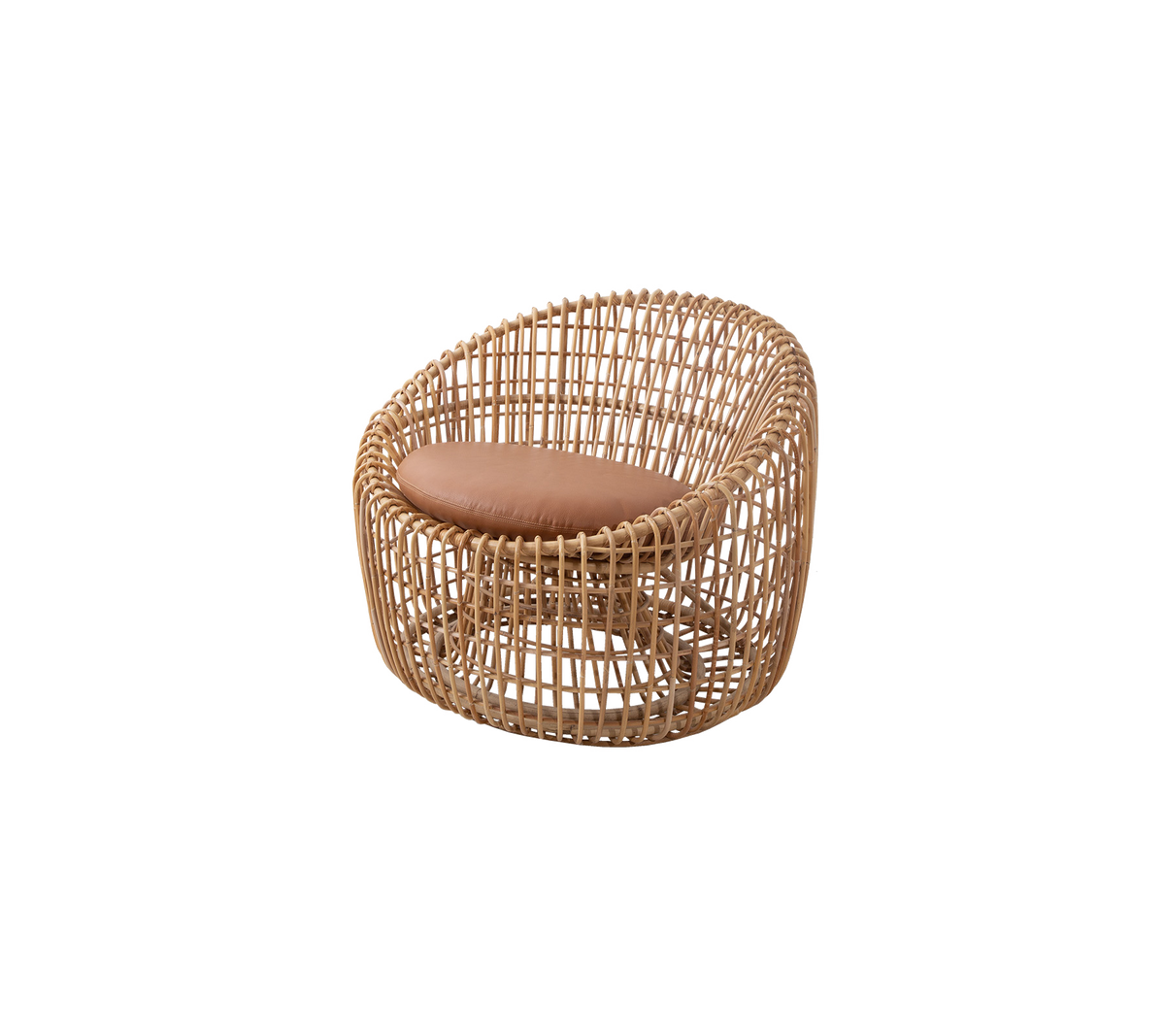 Vævet rattanstol med en afrundet design og et brunt polstret sæde, der tilbyder en stilfuld og komfortabel siddeplads.