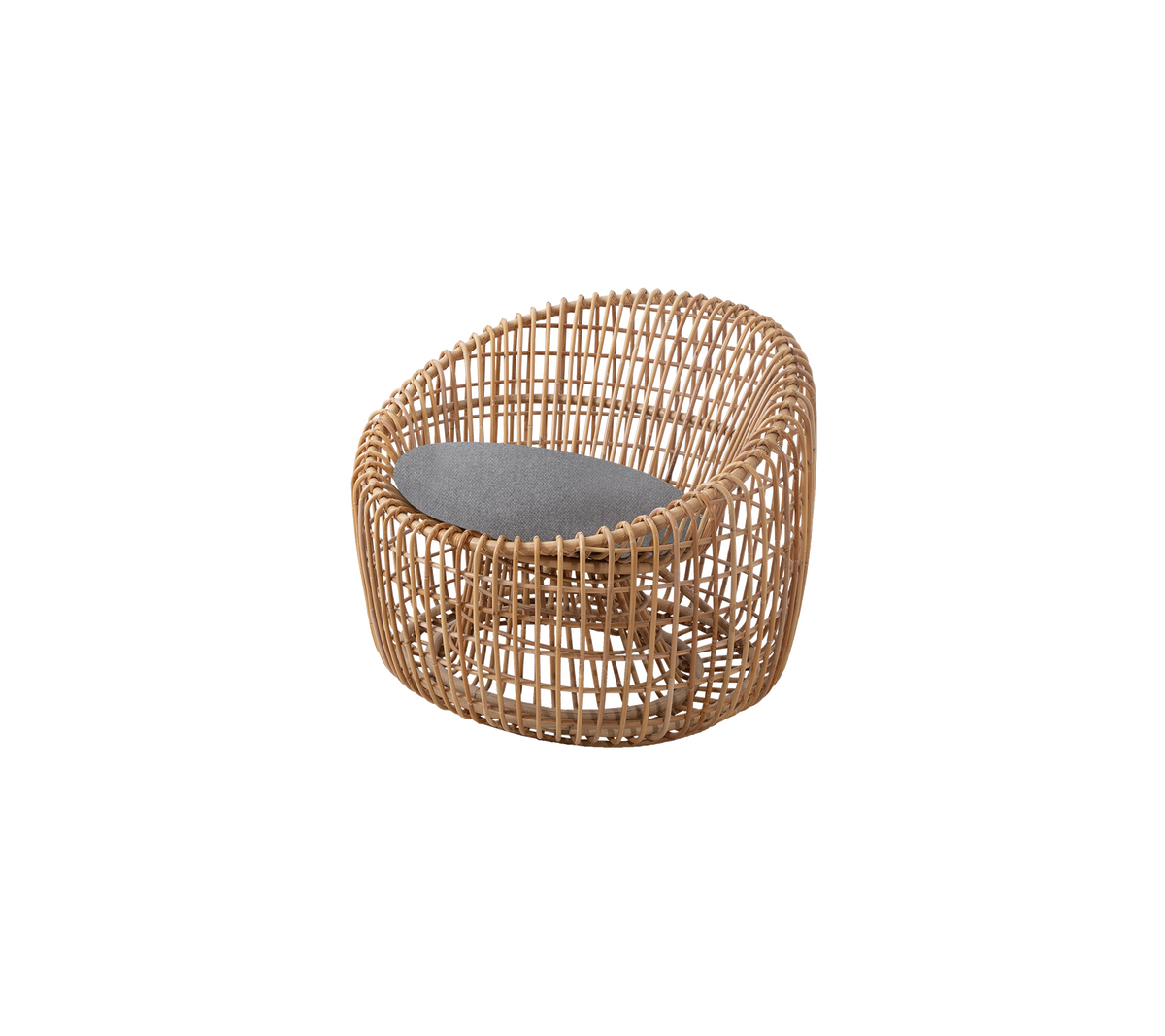 En rund fletstol med polstret sæde for komfort, designet med en naturlig finish og et moderne æstetik.