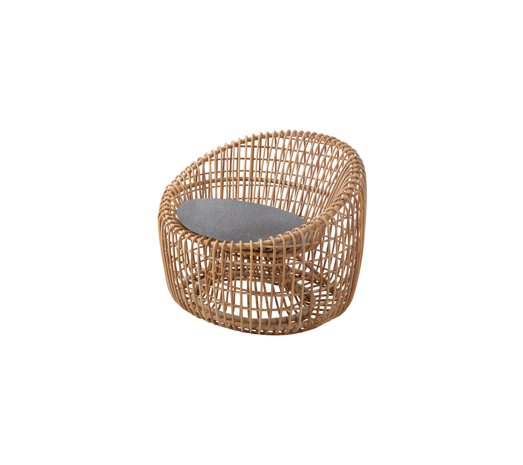 En rund fletstol med polstret sæde for komfort, designet med en naturlig finish og et moderne æstetik.