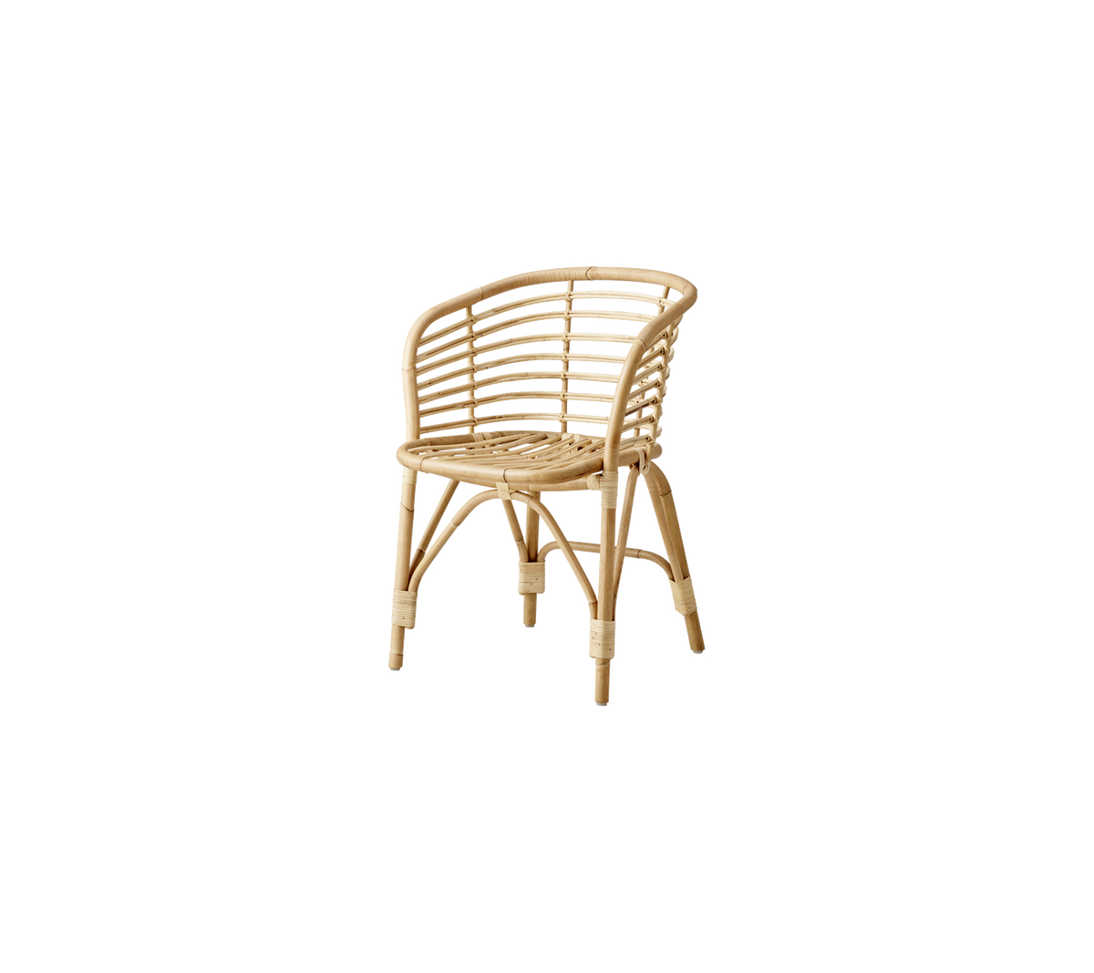 Naturlig rattan lænestol med en buet design og vævede mønstre, der viser et let, luftigt udseende velegnet til forskellige omgivelser.