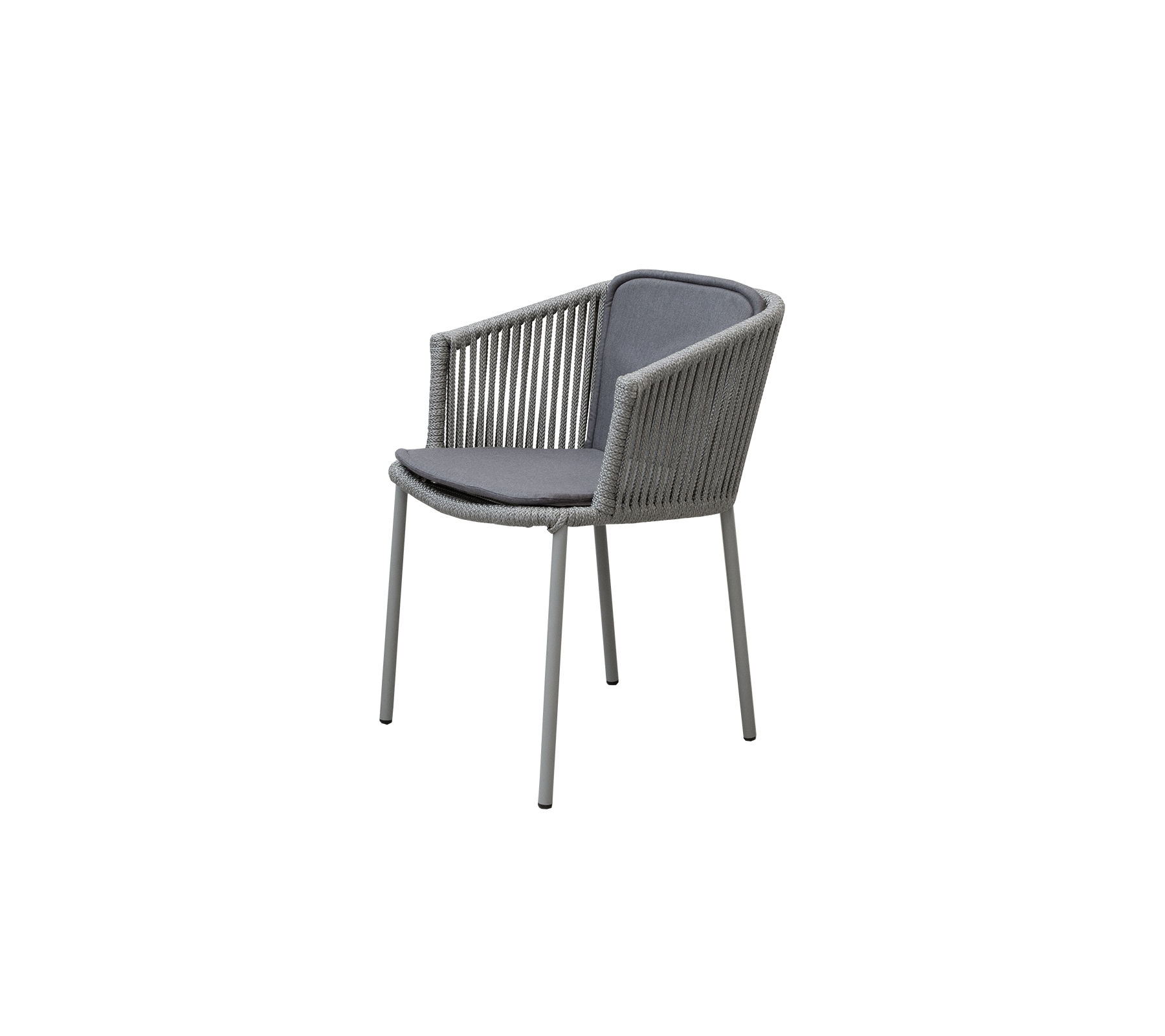 Stilfuld stol med et moderne design, der har vævet detaljer og en komfortabel polstret sæde i en neutral farve.