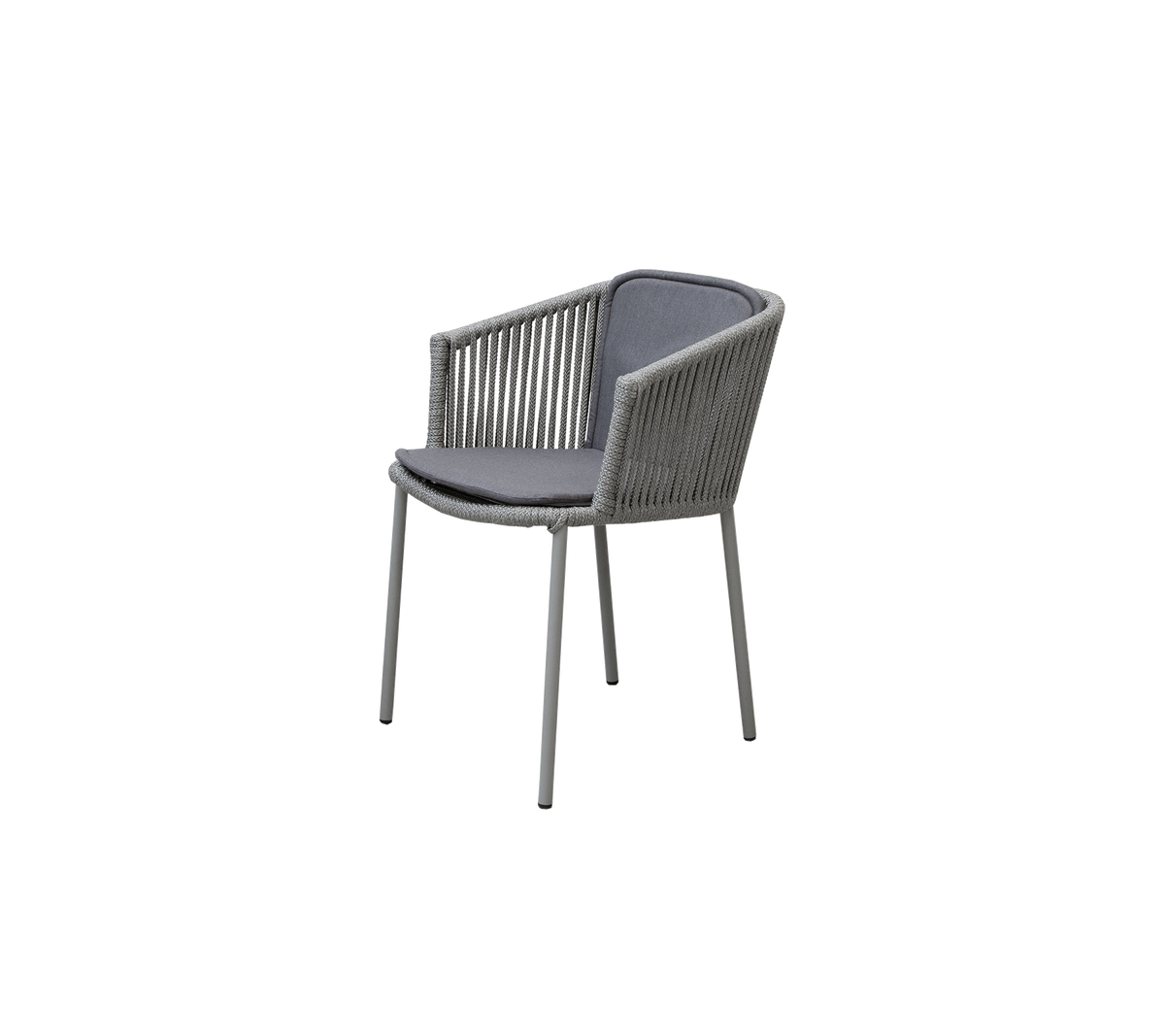 Stilfuld stol med et moderne design, der har vævet detaljer og en komfortabel polstret sæde i en neutral farve.