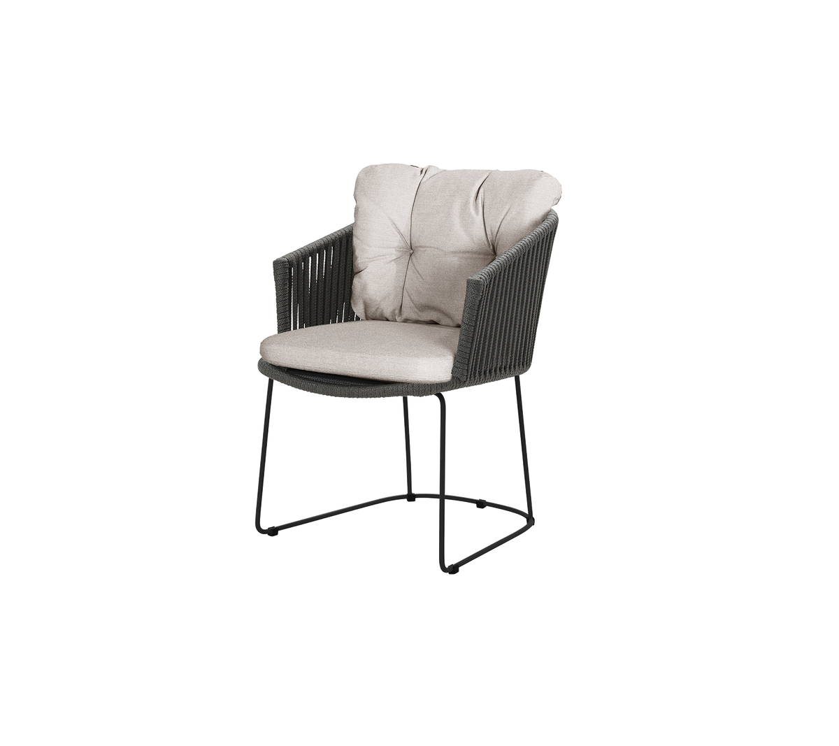 En komfortabel stol med en blød, polstret sæde og ryglænet, der har et stilfuldt vævet design og en robust ramme.