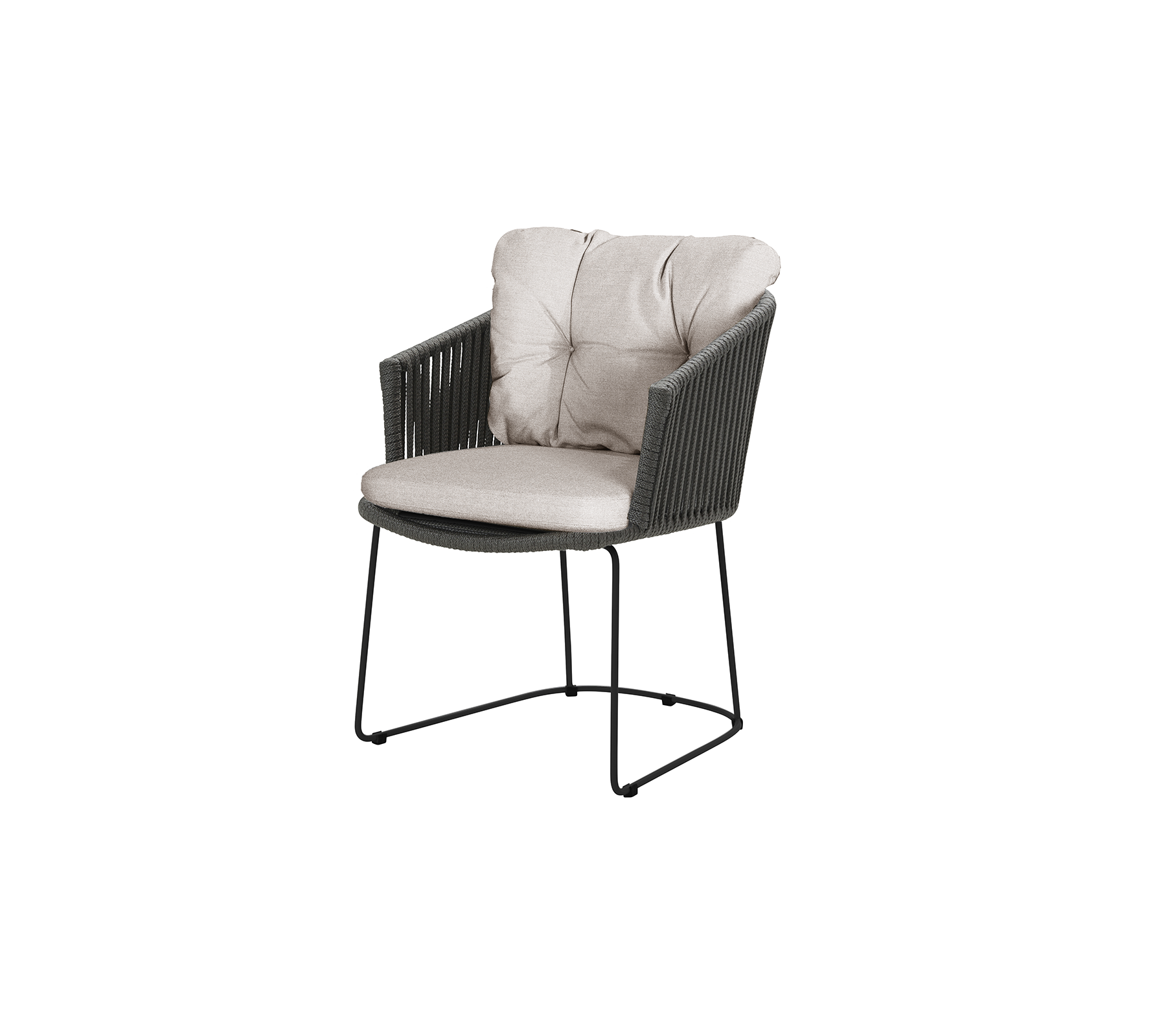 En komfortabel stol med en blød, polstret sæde og ryglænet, der har et stilfuldt vævet design og en robust ramme.