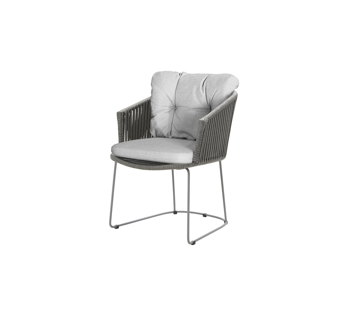 Stilfuld lænestol med en blød grå pude og et moderne design med vævede detaljer og en slank metalramme.