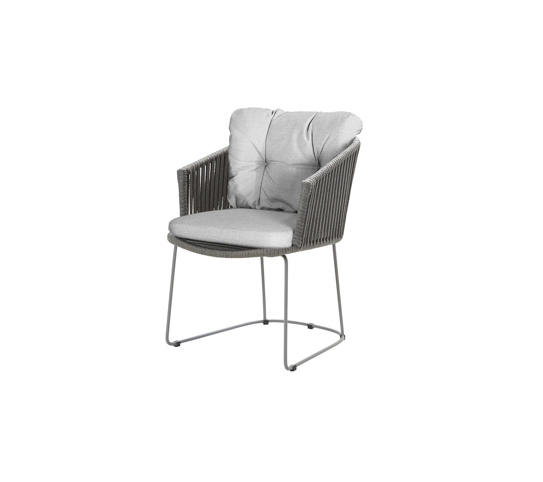 Stilfuld lænestol med en blød grå pude og et moderne design med vævede detaljer og en slank metalramme.