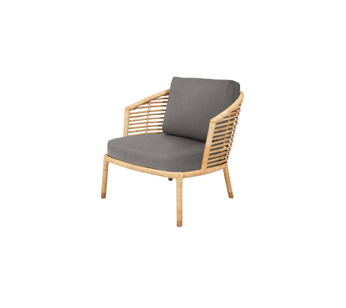 Moderne stol med en ramme af naturligt træ og grå polstrede puder, med en stilfuld ribbe-ryglæn for ekstra elegance.