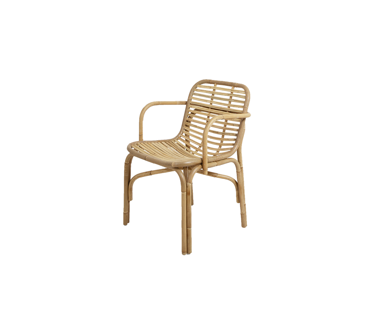 En stilfuld stol lavet af vævet materiale med et let design og arme, perfekt til at tilføre et naturligt præg i ethvert rum.