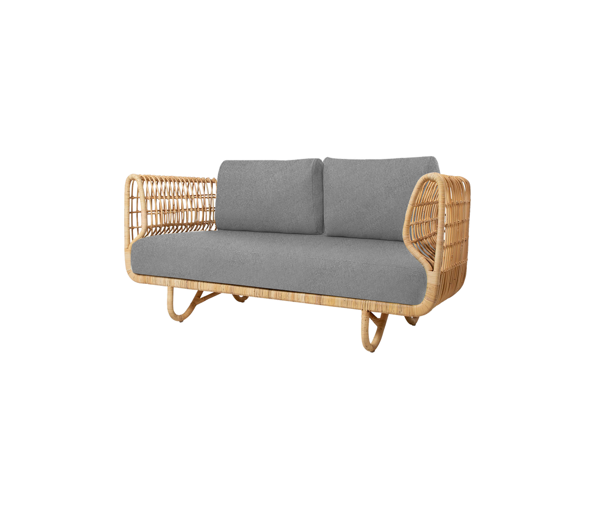 En stilfuld to-personers sofa med en ramme af naturligt rattan og bløde grå puder til komfortabel siddestilling.