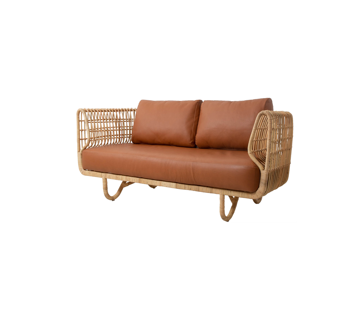 Stilfuld sofa med en naturlig vævet ramme og bløde brune puder, perfekt til hyggelig siddepladser.