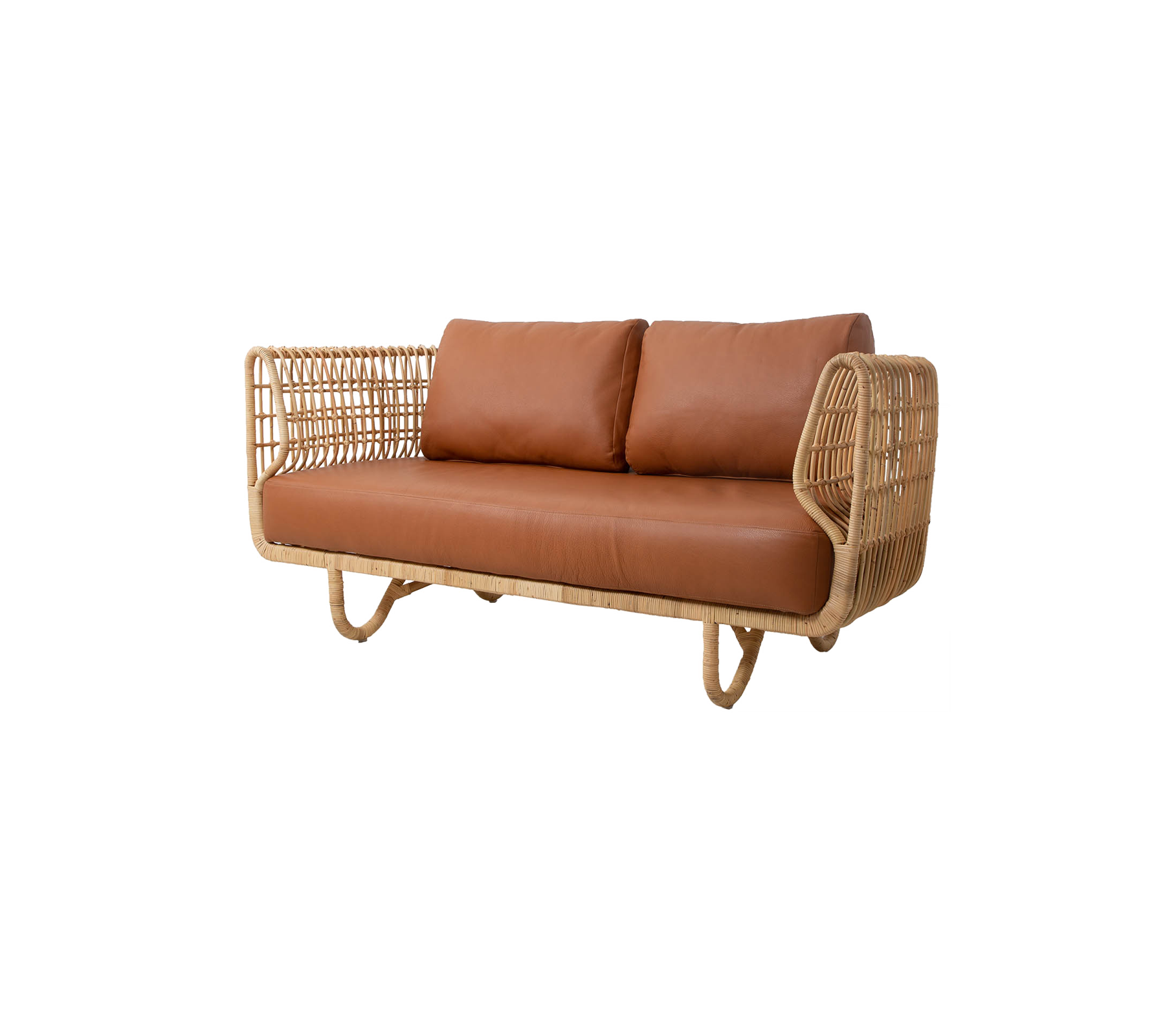 Stilfuld sofa med en naturlig vævet ramme og bløde brune puder, perfekt til hyggelig siddepladser.