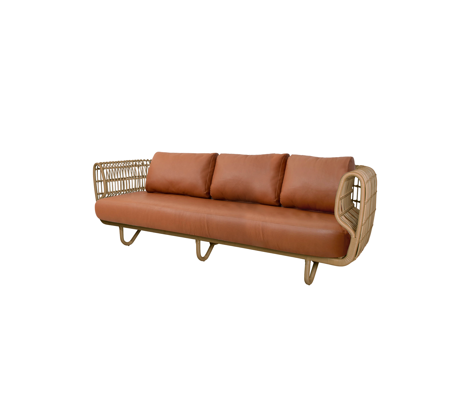 Slank sofa til tre personer med en ramme i rattan og bløde brune læderpuder for en stilfuld og komfortabel siddeplads.