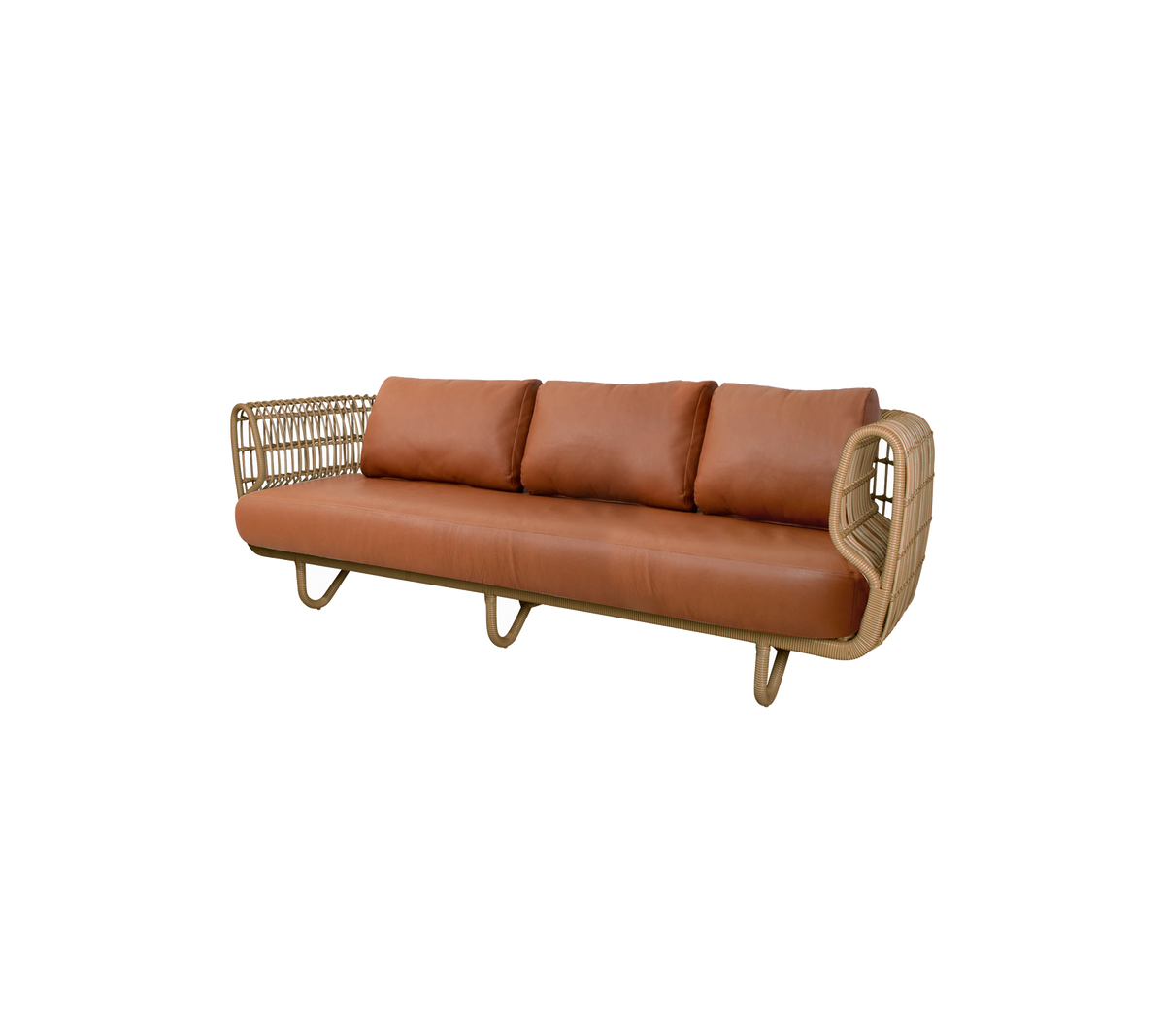 Slank sofa til tre personer med en ramme i rattan og bløde brune læderpuder for en stilfuld og komfortabel siddeplads.