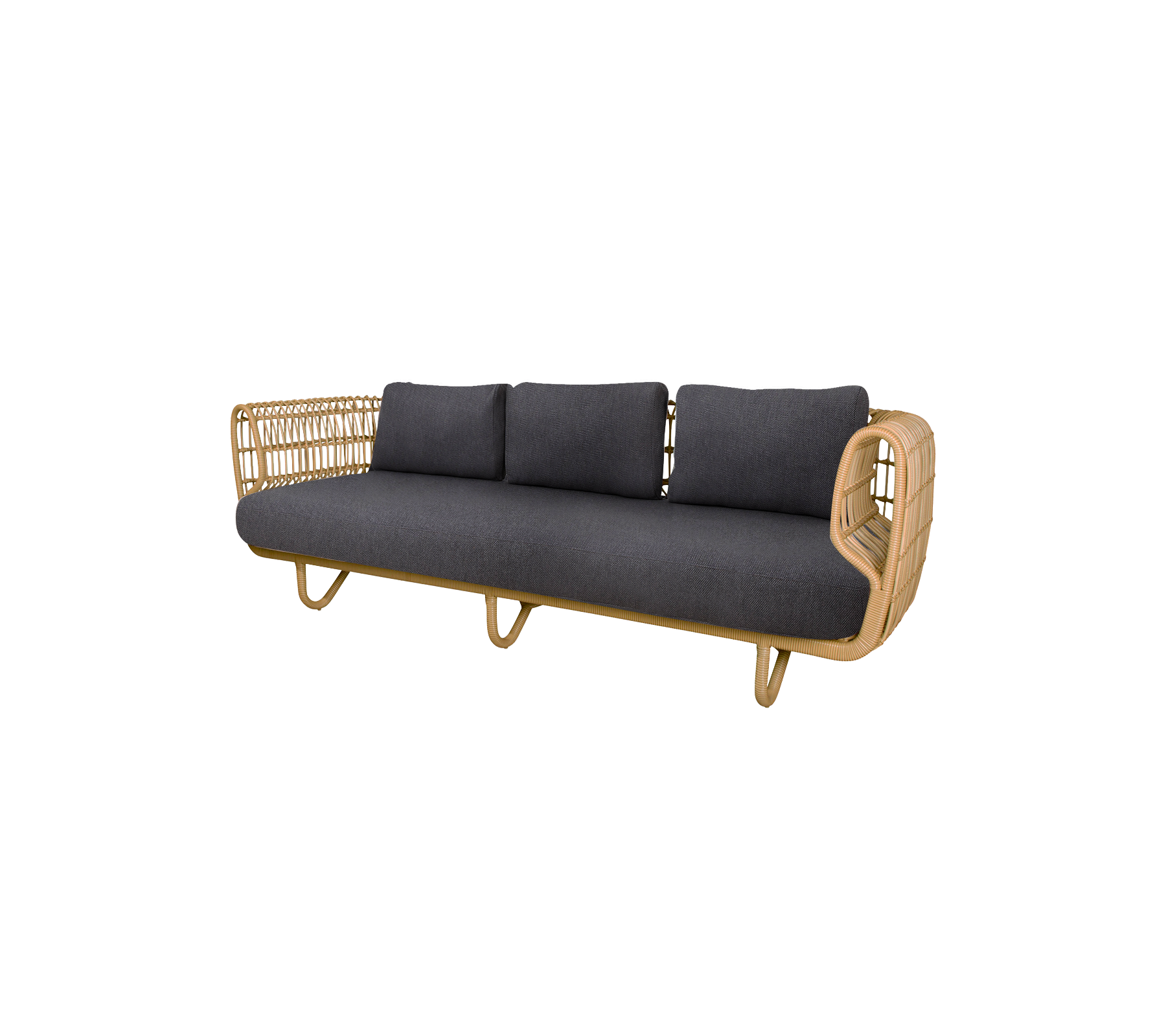 Stilfuld tre-personers sofa med en buet rattanramme og mørke stofpuder, der tilbyder en moderne og komfortabel siddeplads.