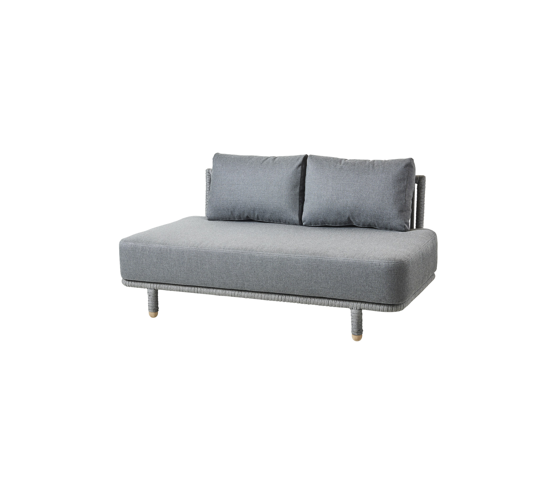 Grå sofa med to puder og træben, designet til komfort og moderne indretning.