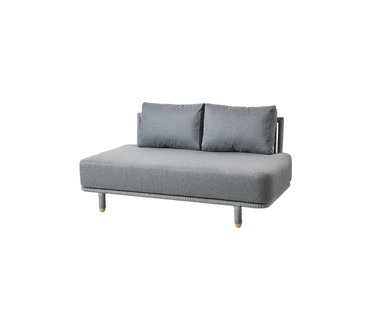 Grå sofa med to puder og træben, designet til komfort og moderne indretning.