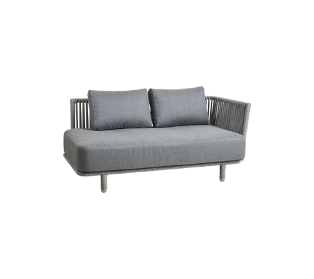Grå sofa med to puder og vævede sider, ideel til moderne indendørs eller udendørs omgivelser.
