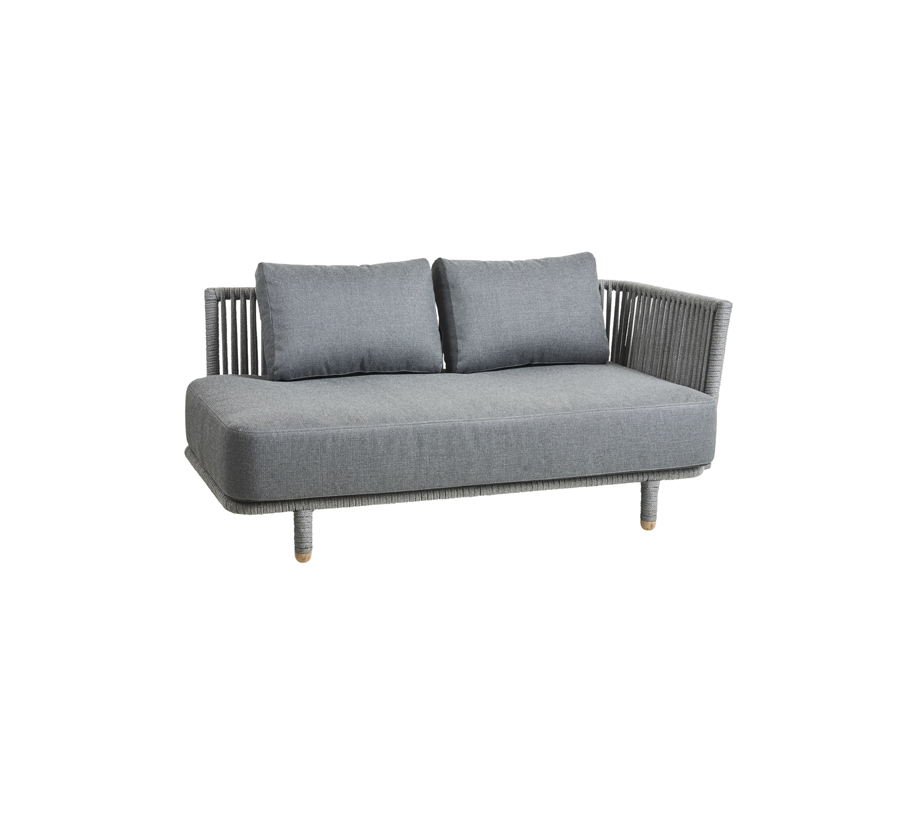 Grå sofa med to puder og vævede sider, ideel til moderne indendørs eller udendørs omgivelser.