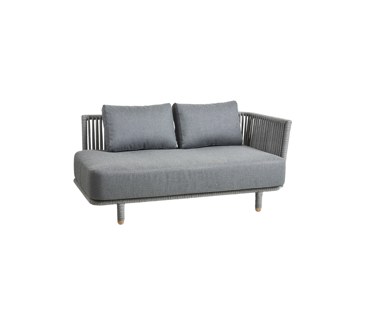 Grå sofa med to puder og vævede sider, ideel til moderne indendørs eller udendørs omgivelser.