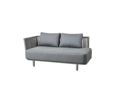 Grå udendørs sofa med to puder og et vævet ryglæn, designet til komfort og stil. Ideel til terrasse- eller havemiljøer.