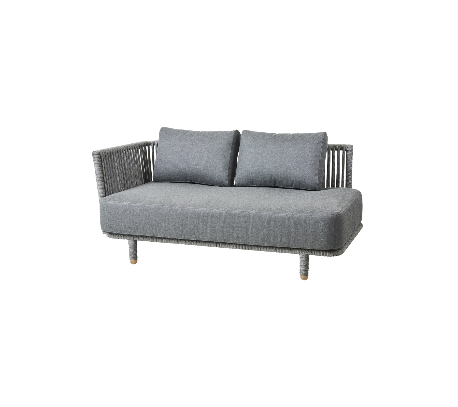 Grå udendørs sofa med to puder og et vævet ryglæn, designet til komfort og stil. Ideel til terrasse- eller havemiljøer.