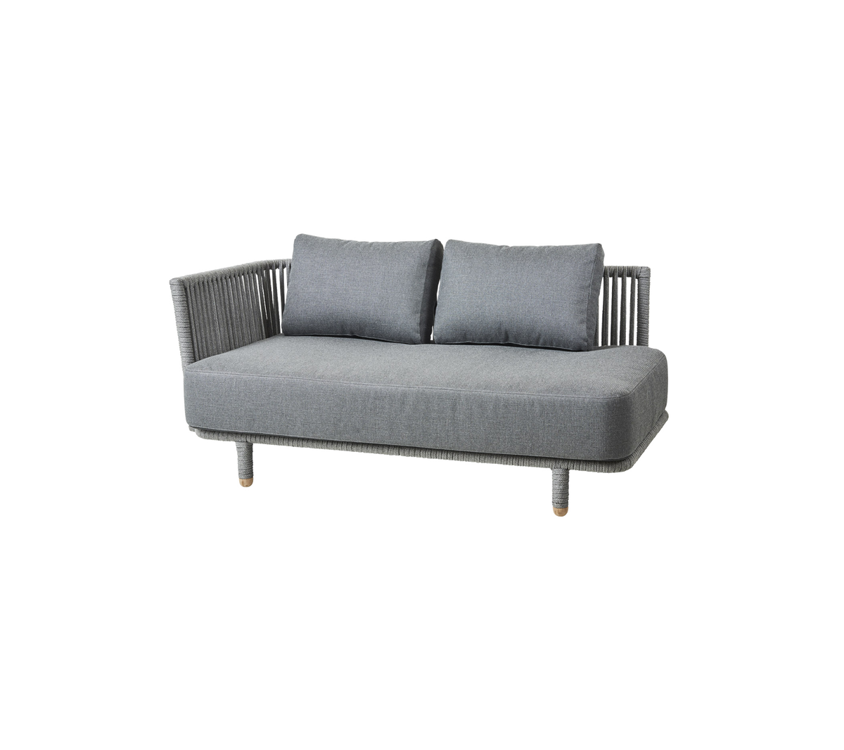 Grå udendørs sofa med to puder og et vævet ryglæn, designet til komfort og stil. Ideel til terrasse- eller havemiljøer.