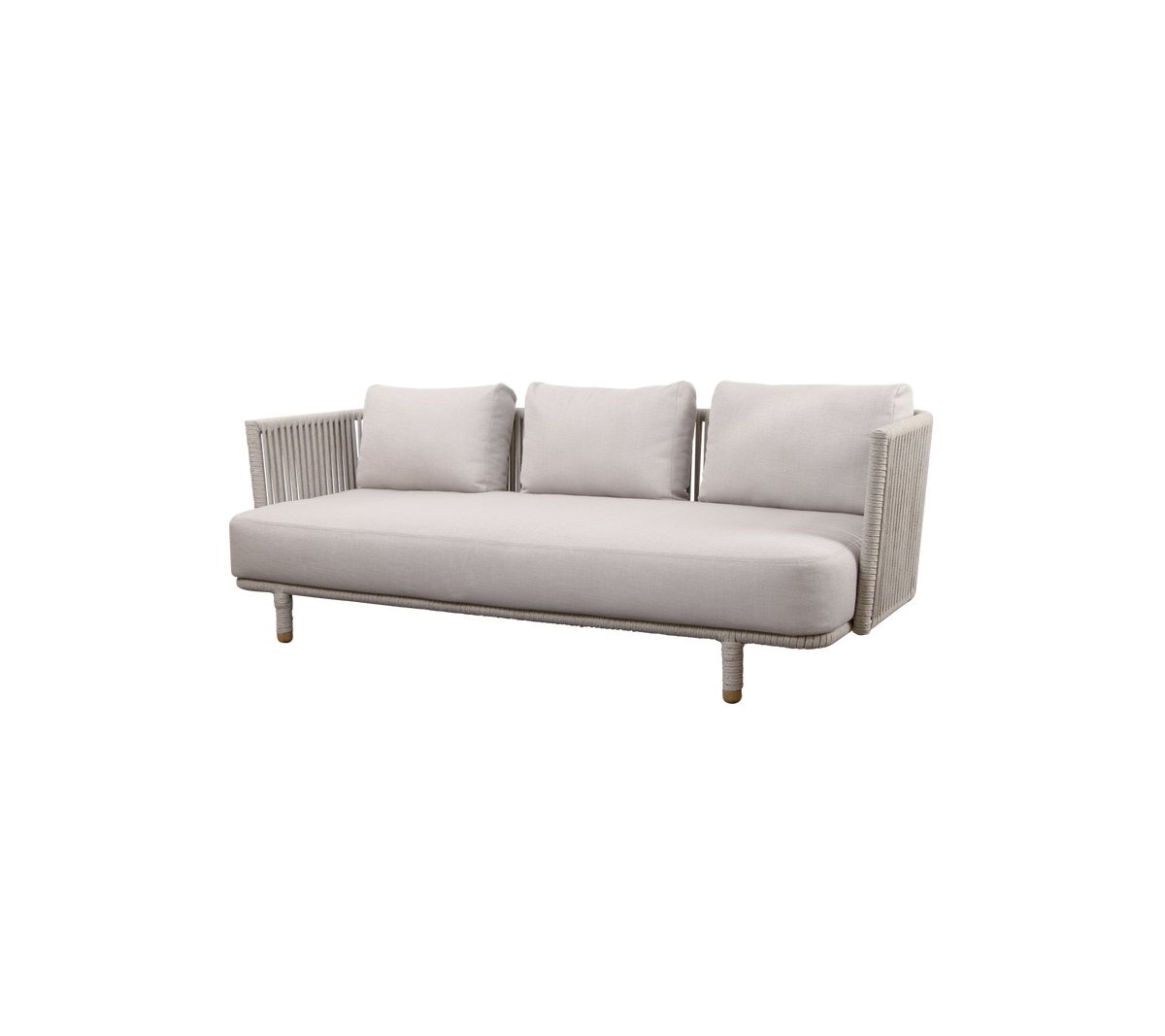 Moderne lysegrå sofa med tre puder og træben, med ribbet design på armene. Ideel til stilfulde stuer.