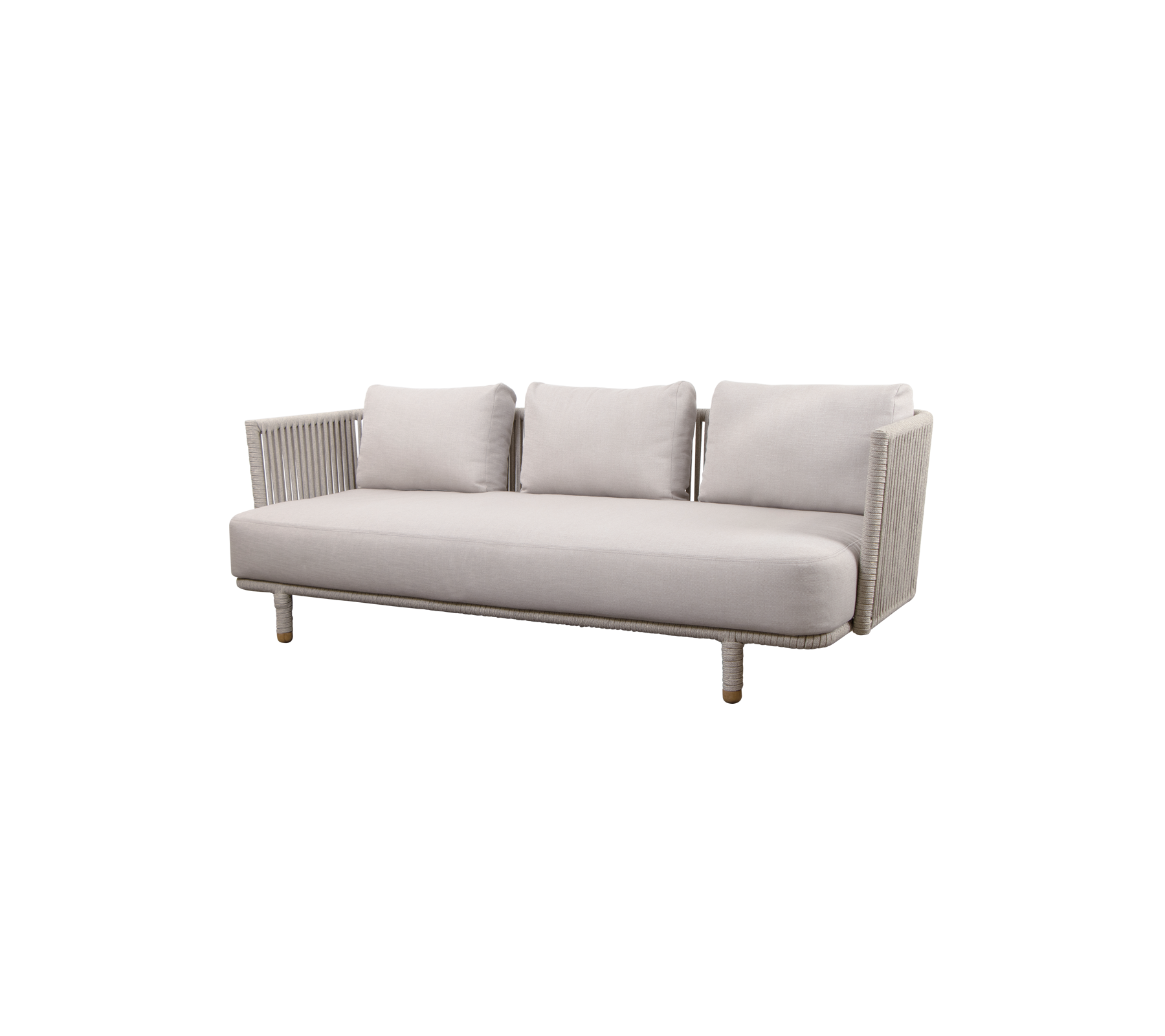 Moderne lysegrå sofa med tre puder og træben, med ribbet design på armene. Ideel til stilfulde stuer.
