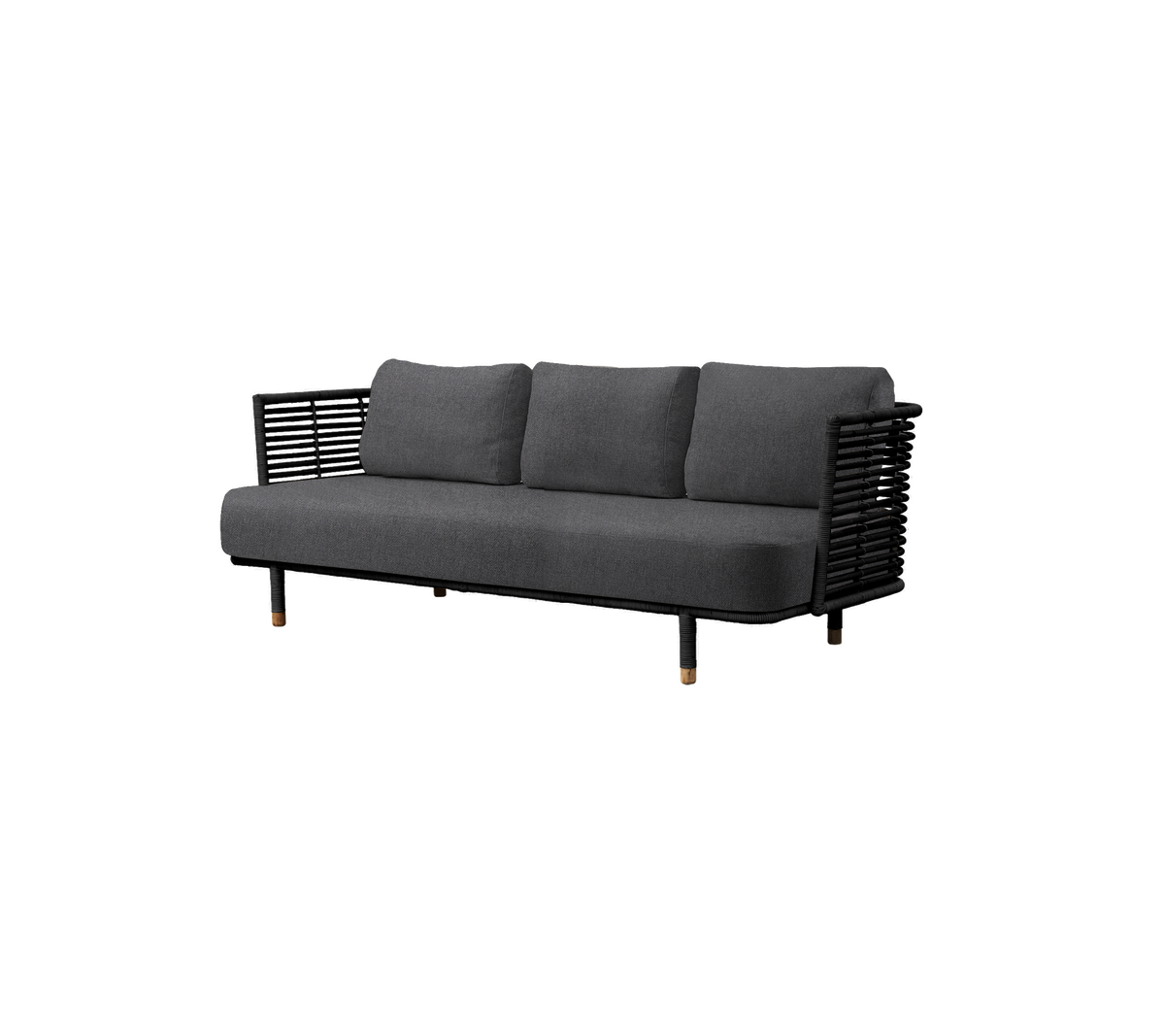 Moderne grå sofa med tre bløde puder og en slank sort vævet ramme, perfekt til moderne indretning.